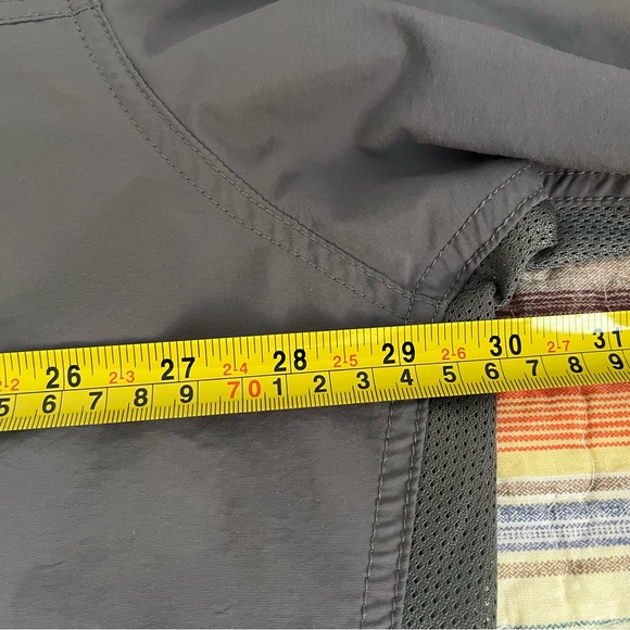 EUC Men's Mountain Hardware Gray shirt - Picture 14 of 16